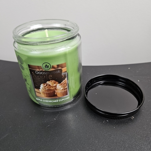 Goose Creek Apple Cheesecake Cupcake Single Wick Candle - Picture 4 of 5